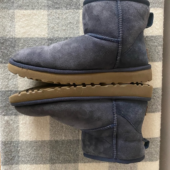 UGG mini in navy blue. - Picture 3 of 6